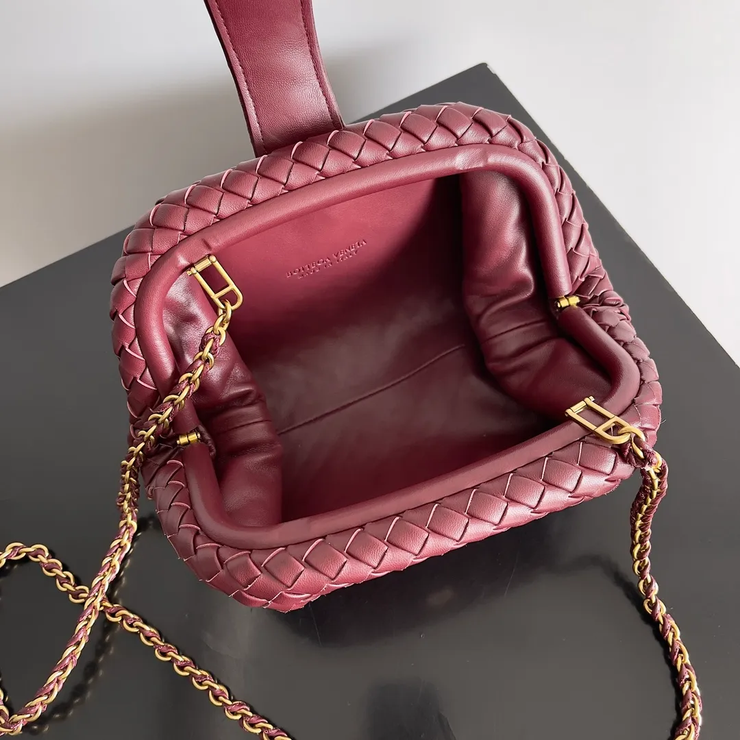 Batch 1880 BOTTEGA VENETA LAUREN 1980 small clutch bag is new! The small size that many people squat on is finally here. The self-adjustable zipper is a highlight of this bag. After being removed, it can be used as a handbag for important occasions. One bag unlocks two carrying methods at the same time. It is practical and has a unique sense of structure and beautiful lines. It is more elegant than a small cloud. It is a tribute to the classics and the pursuit of modernity. Style number: 804038 Size: 27*15*8cm